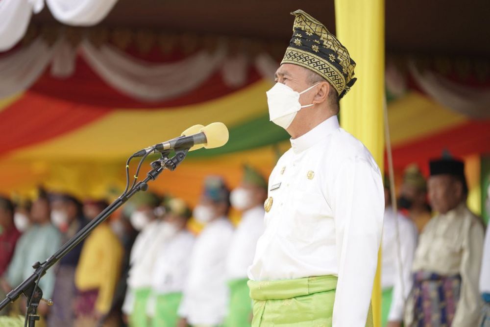 Gubernur Riau Syamsuar pimpinan Upacara HUT Riau ke 65 (foto: istimewa)